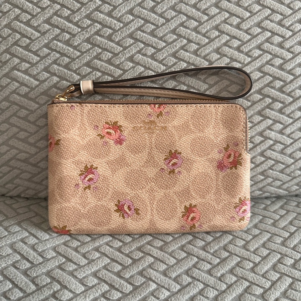 NWT Coach Corner Zip Wristlet Signature Canvas floral prints